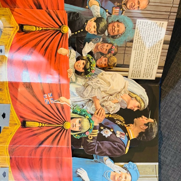 The royal family pop-up book - Picture 4 of 5